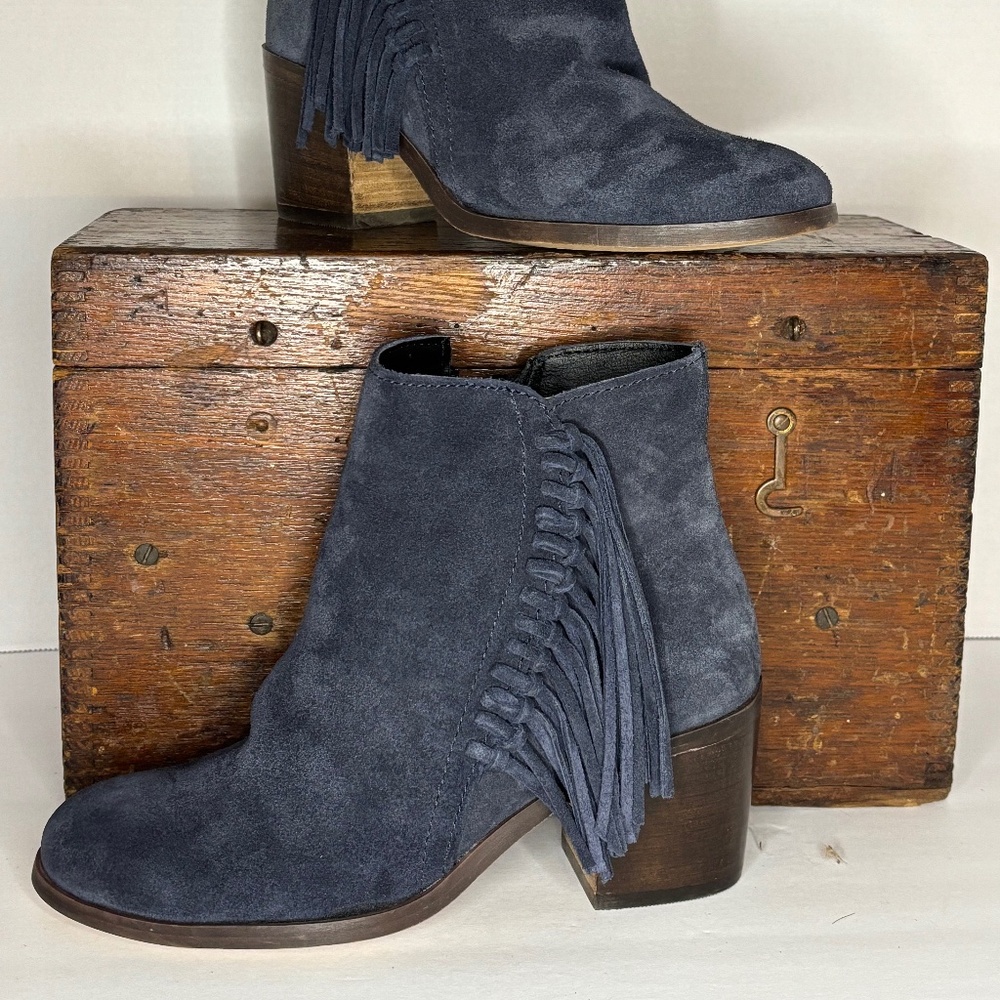 Size 5.5 Kenneth Cole Reaction Navy Suede Booties